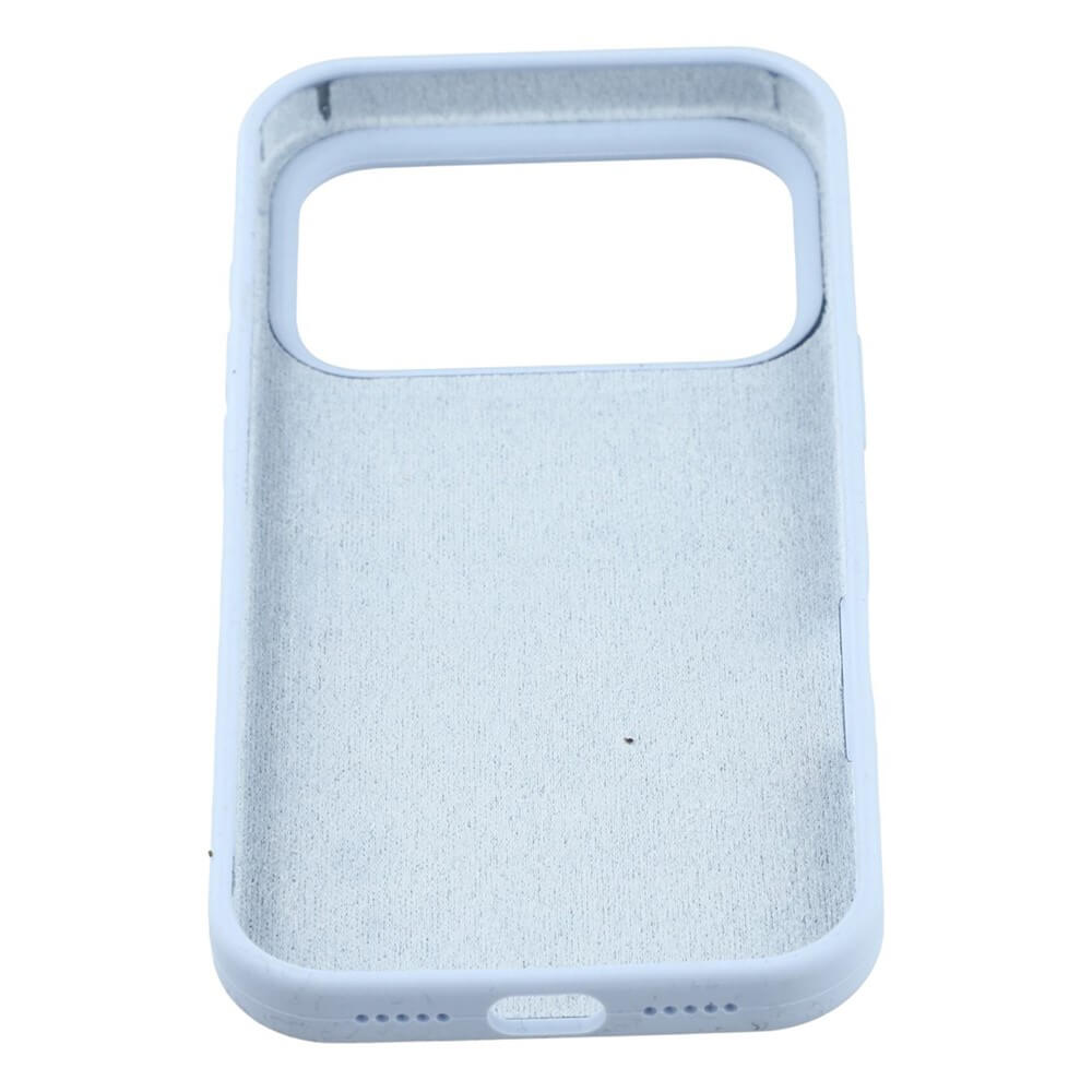 Die Cover-Discount iPhone 17 Pro - Solide Silikonhülle in Weiß bietet schlanken Rundumschutz, Soft-Touch-Oberfläche und einen großen rechteckigen Kameraausschnitt, hier von innen gezeigt.