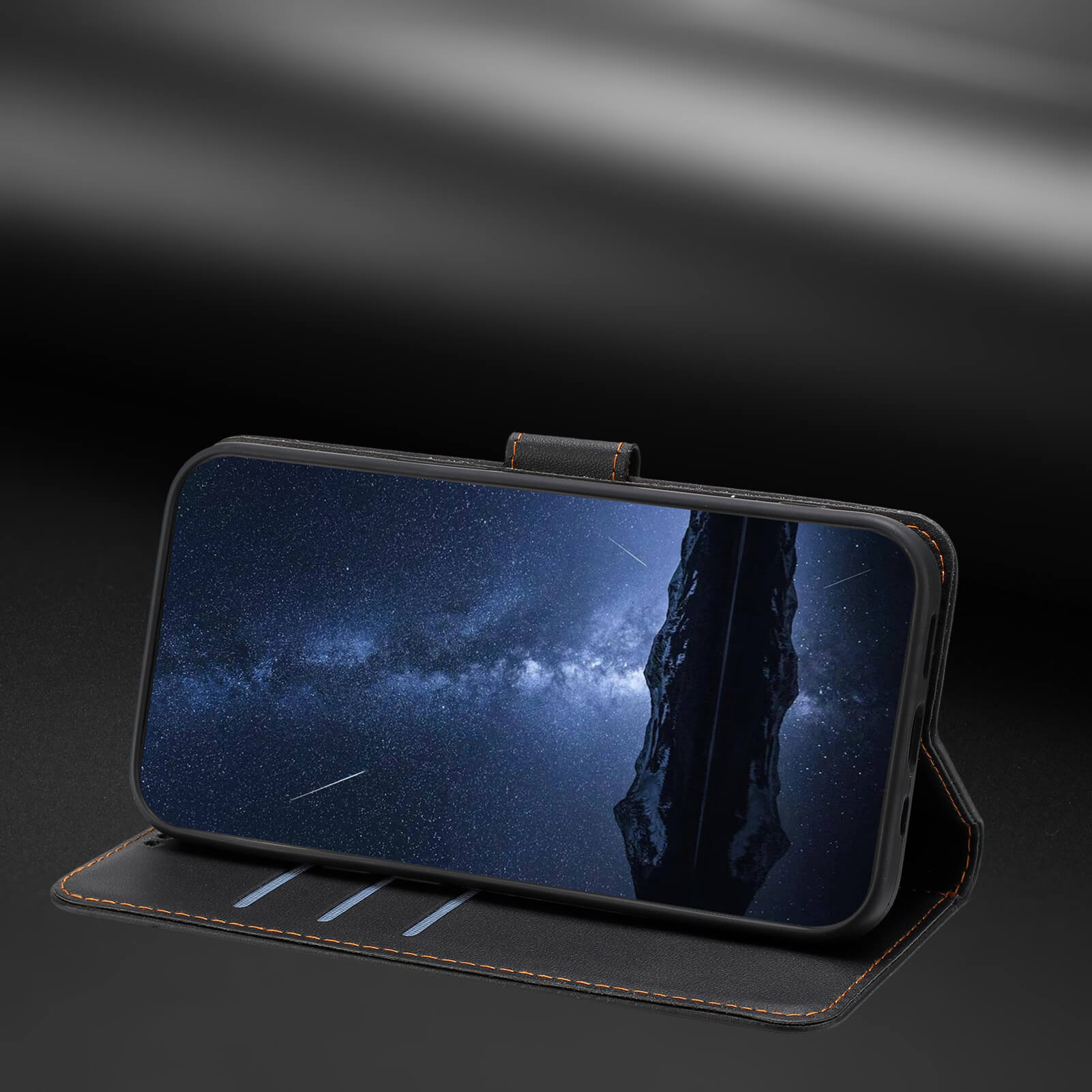 Die Cover-Discount iPhone 17 Pro Max - Elegante Ledertasche zeigt einen Sternenhimmel auf dunklem Hintergrund und verbindet stilvolles Design mit zuverlässigem Schutz.