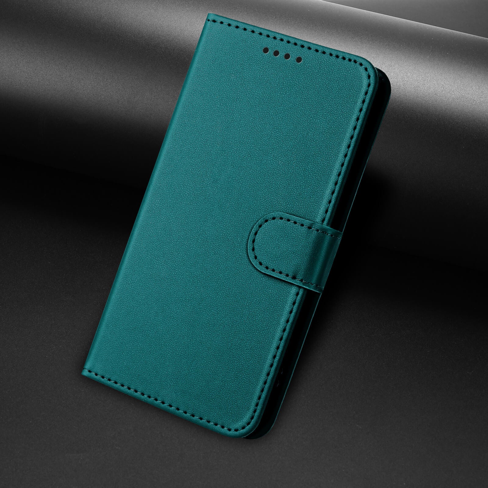 Cover-Discount's iPhone 17 Pro Max - Elegante Ledertasche in Teal, mit magnetischem Verschluss, Standfunktion und Kartenfächern; stilvoll inszeniert vor dunklem Hintergrund.