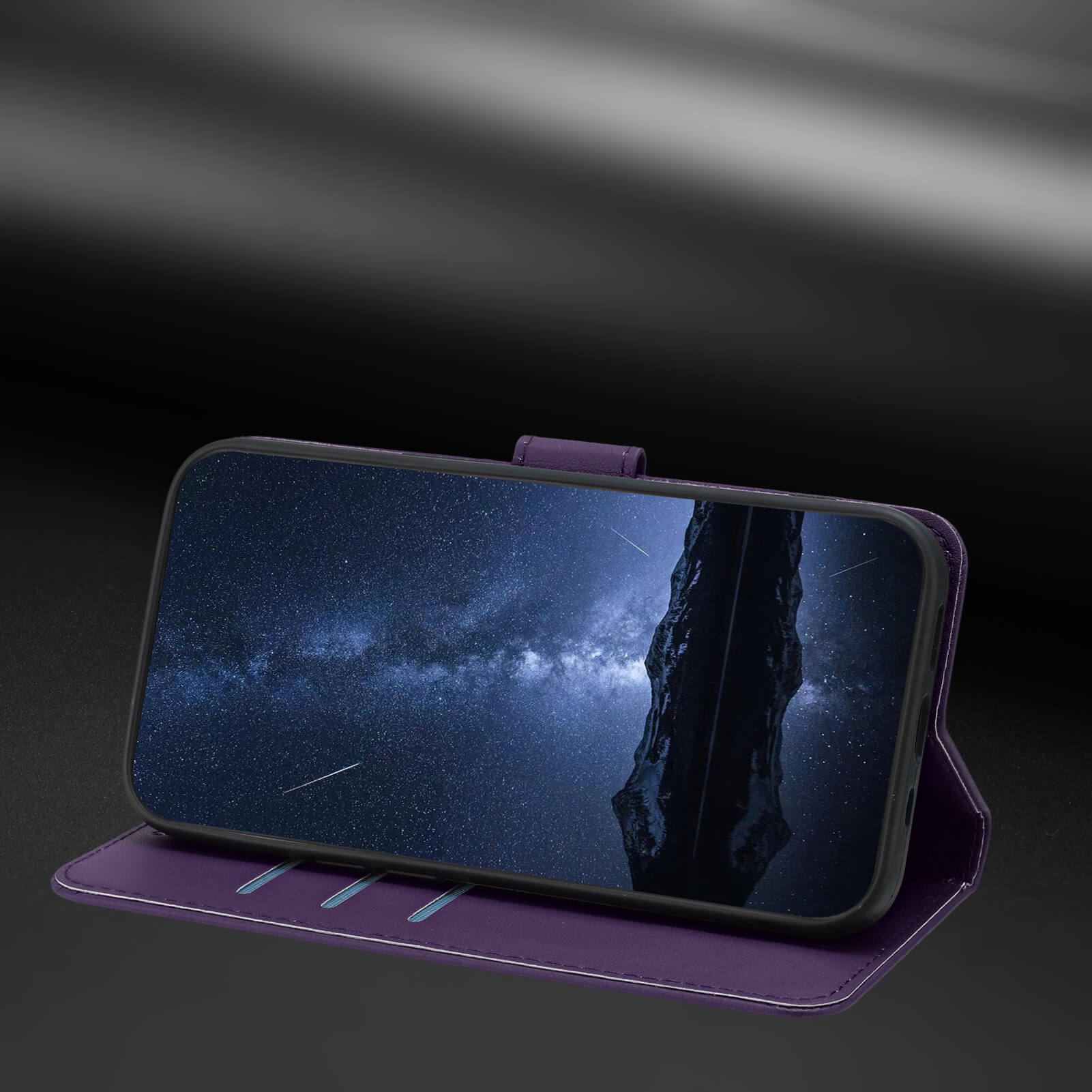 Ein iPhone 17 Air in einer Cover-Discount Elegante Ledertasche mit Standfunktion steht aufrecht und zeigt einen sternenklaren Nachthimmel über einer dunklen Felsformation.