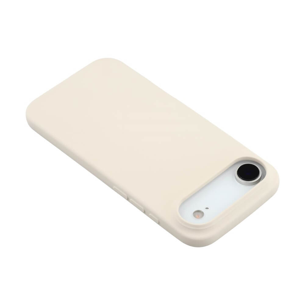Weiß-goldenes Smartphone mit beiger Schutzhülle auf flacher Oberfläche, zeigt Kameraöffnung und seitliche Tasten.