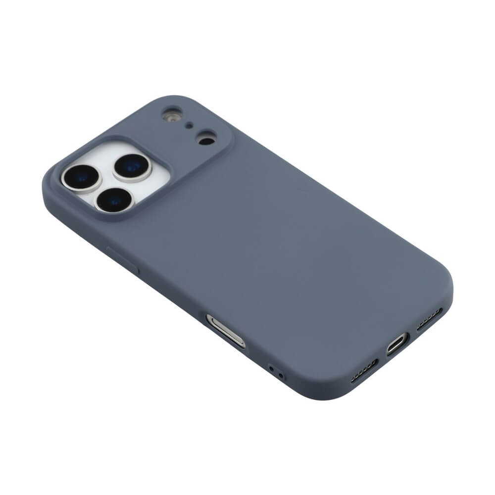 Modernes Smartphone mit mattem dunkelblauem Schutzgehäuse und Dreifachkamera auf weißem Hintergrund