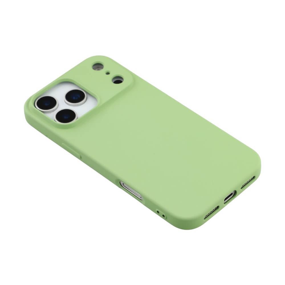 Smartphone mit hellgrüner Schutzhülle, Rückseite mit drei Kameralinsen und präzisen Aussparungen