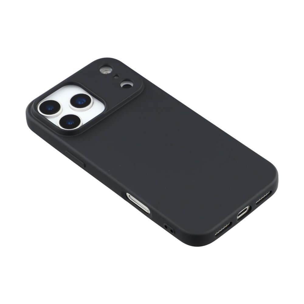 Schwarze Smartphone-Hülle mit präzisen Aussparungen für drei Kameras und Blitz, minimalistisch und funktional.