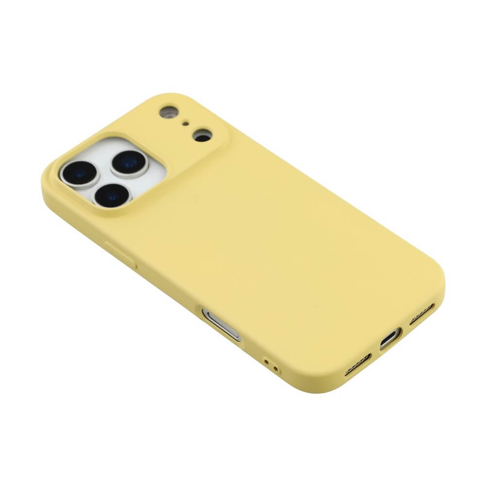 Rückansicht eines Smartphones mit dreifacher Kameralinse und gelber mattierter Schutzhülle, Ladeanschluss sichtbar.