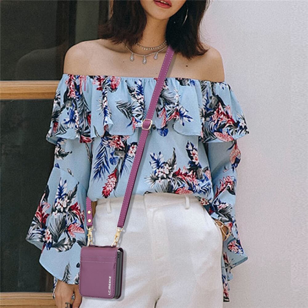 Eine Frau mit geblümtem schulterfreiem Oberteil und weißer Hose trägt eine lilafarbene Crossbody-Tasche und hält ihr Handy in der LC.IMEEKE L1 Series Leder Etui Hülle für das Galaxy Z Flip7.