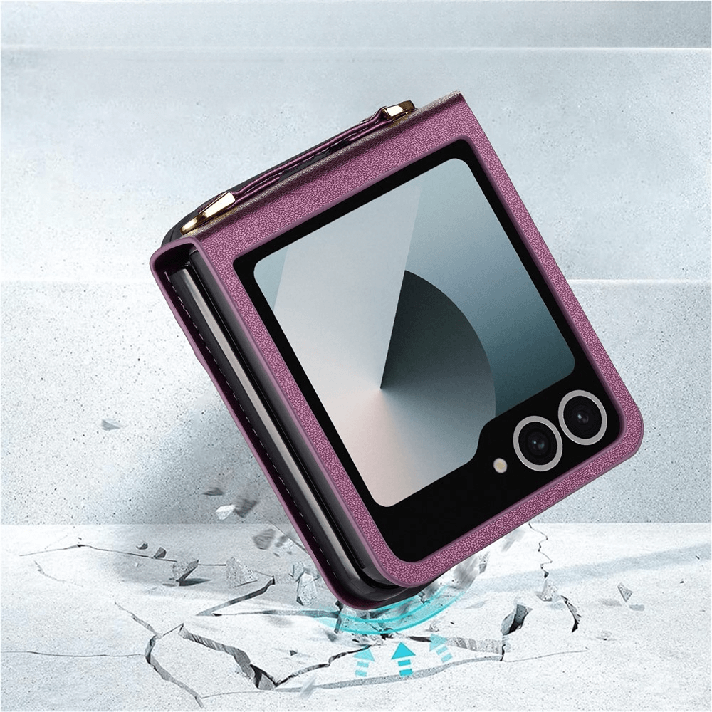 Ein lilafarbenes Galaxy Z Flip7 in einer LC.IMEEKE L1 Series Leder Etui Hülle wird fallen gelassen und verursacht Risse auf der Betonoberfläche.
