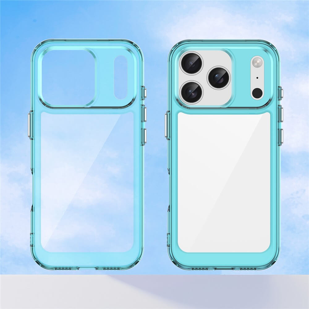 Transparente, bläulich getönte Smartphone-Hüllen mit Dreifachkamera vor blauem Himmel mit Wolken