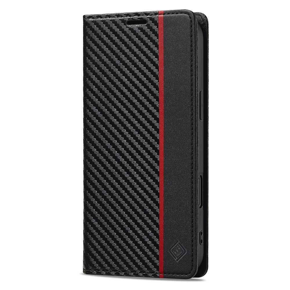 Schwarze Handyhülle aus Carbonfaser und Lederoptik mit rotem Streifen und Anschlüssaussparungen.