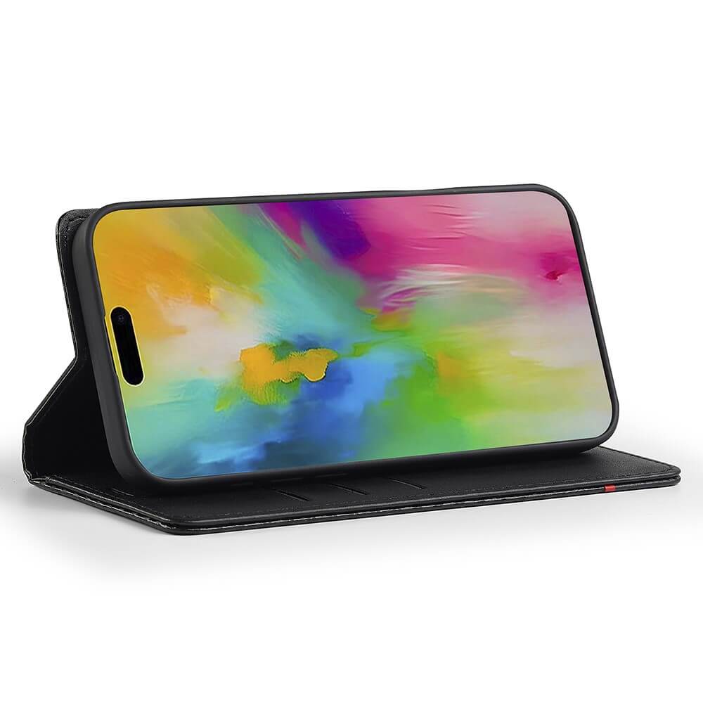 Schwarze Leder-Handyhülle mit Kartenfächern, hält ein Smartphone mit buntem abstraktem Hintergrund quer.