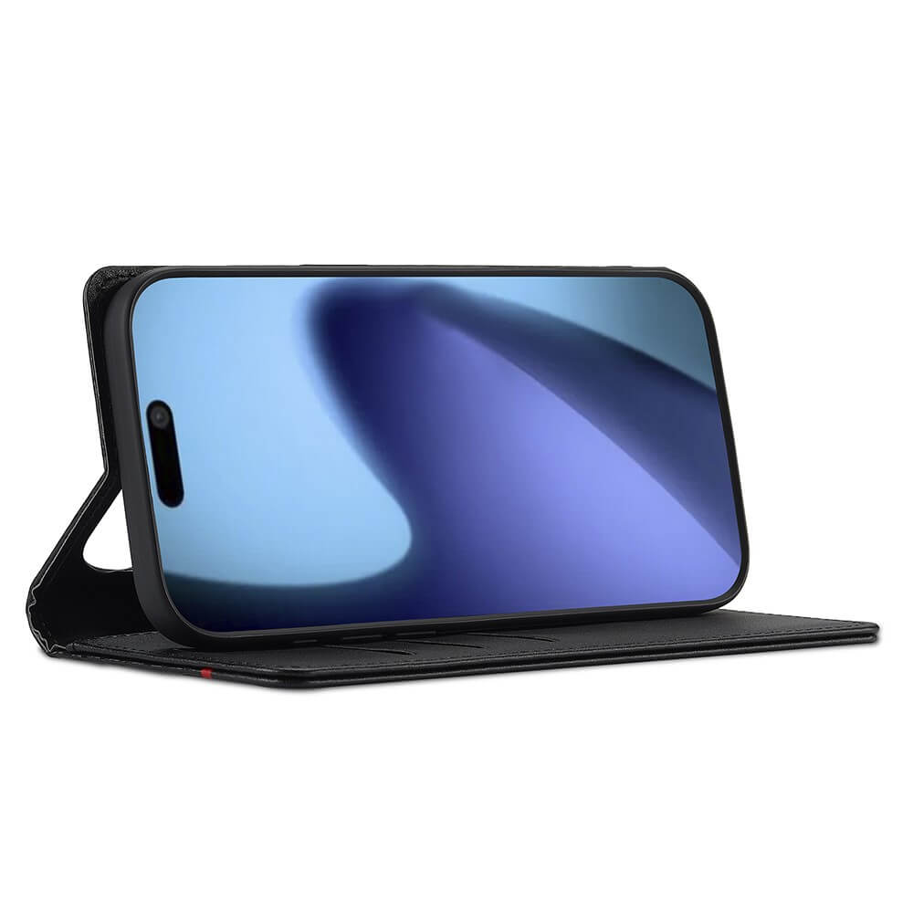 Smartphone quer in schwarzem Wallet-Case mit Kartenfächern als Ständer auf weißem Hintergrund