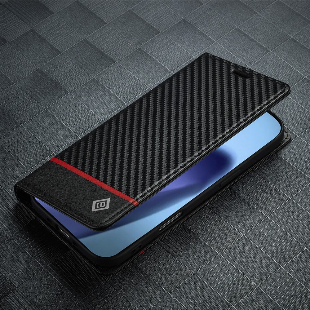 Smartphone in schwarzer Flip-Hülle aus Karbonfaser mit rotem Streifen und weißem Logo auf dunkler Oberfläche.