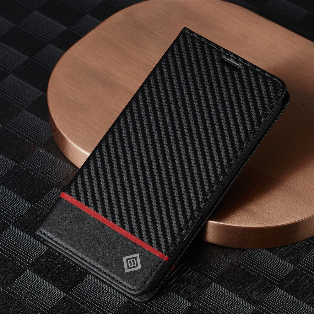 Die LC.IMEEKE iPhone 17 Air Hülle Carbon Fiber mit einem auffälligen roten Streifen sitzt auf einer braunen, runden Oberfläche und bietet erstklassigen Schutz und einen eleganten Stil für Ihr Gerät.