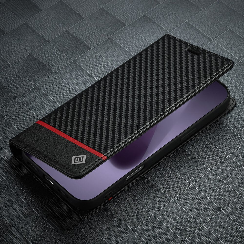 Smartphone mit lila Bildschirm in schwarzer Flip-Hülle aus Carbonfaser, rotem Akzent und weißem Logo.