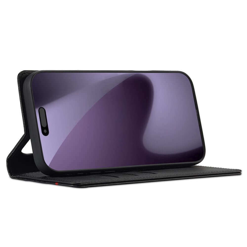 Schwarze Folio-Handyhülle mit Kartenfächern, die ein Smartphone mit violettem Display waagerecht hält.