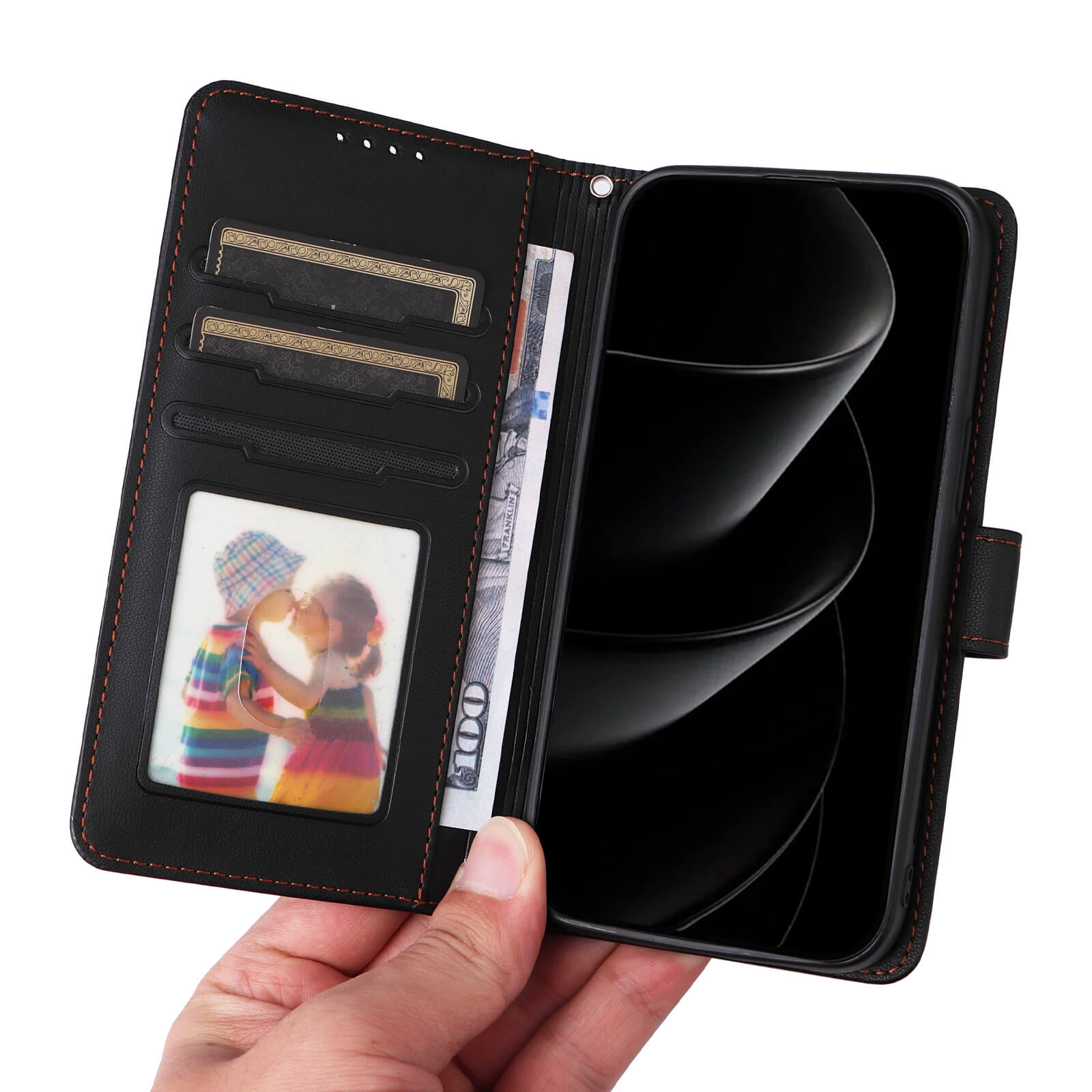 Geöffnete schwarze Leder-Handyhülle mit orangenen Nähten, Kartenfächern, Kinderfoto und 100-Dollar-Schein in Hand.