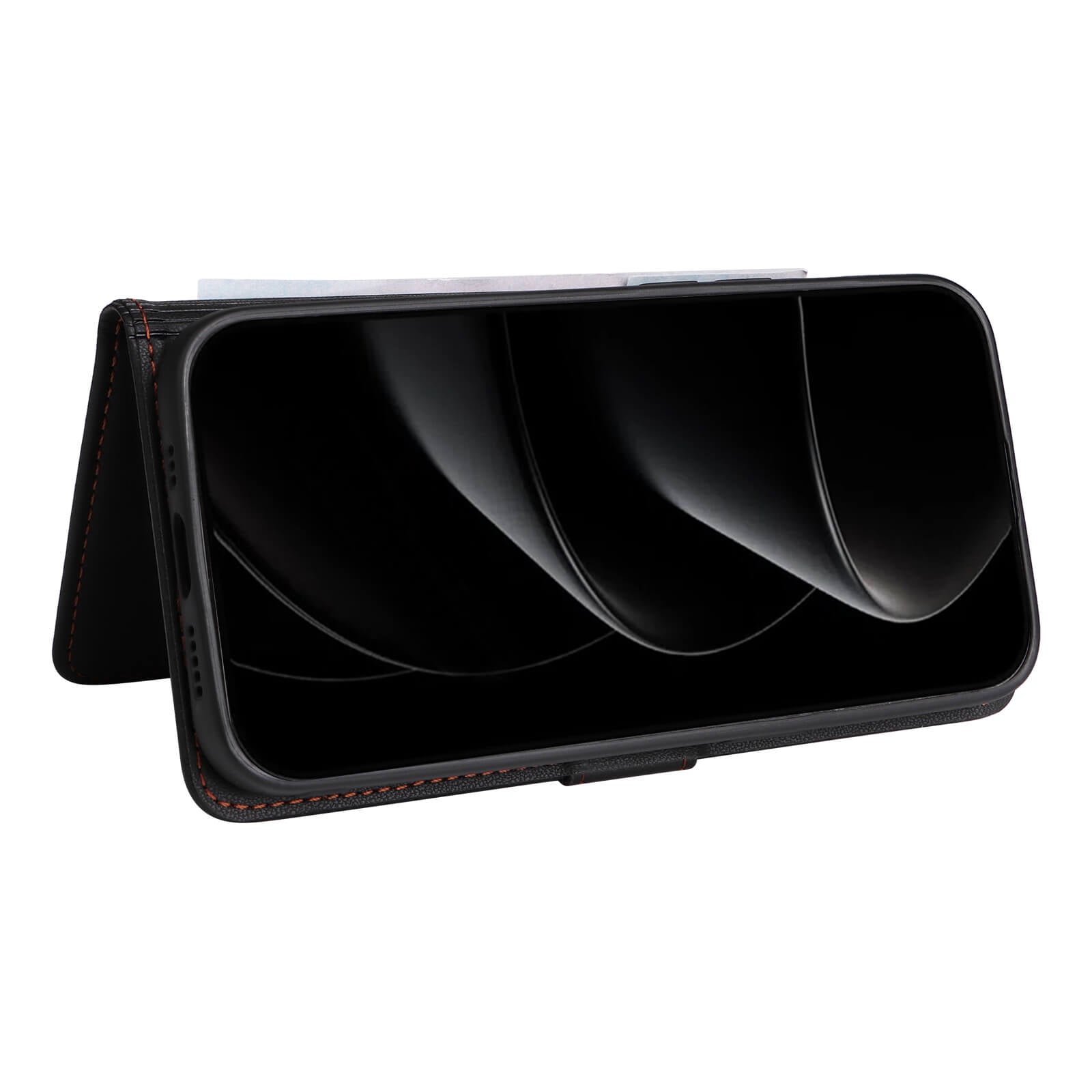 Smartphone in schwarzer Lederhülle mit orangefarbenen Nähten im Freihandmodus stehend.