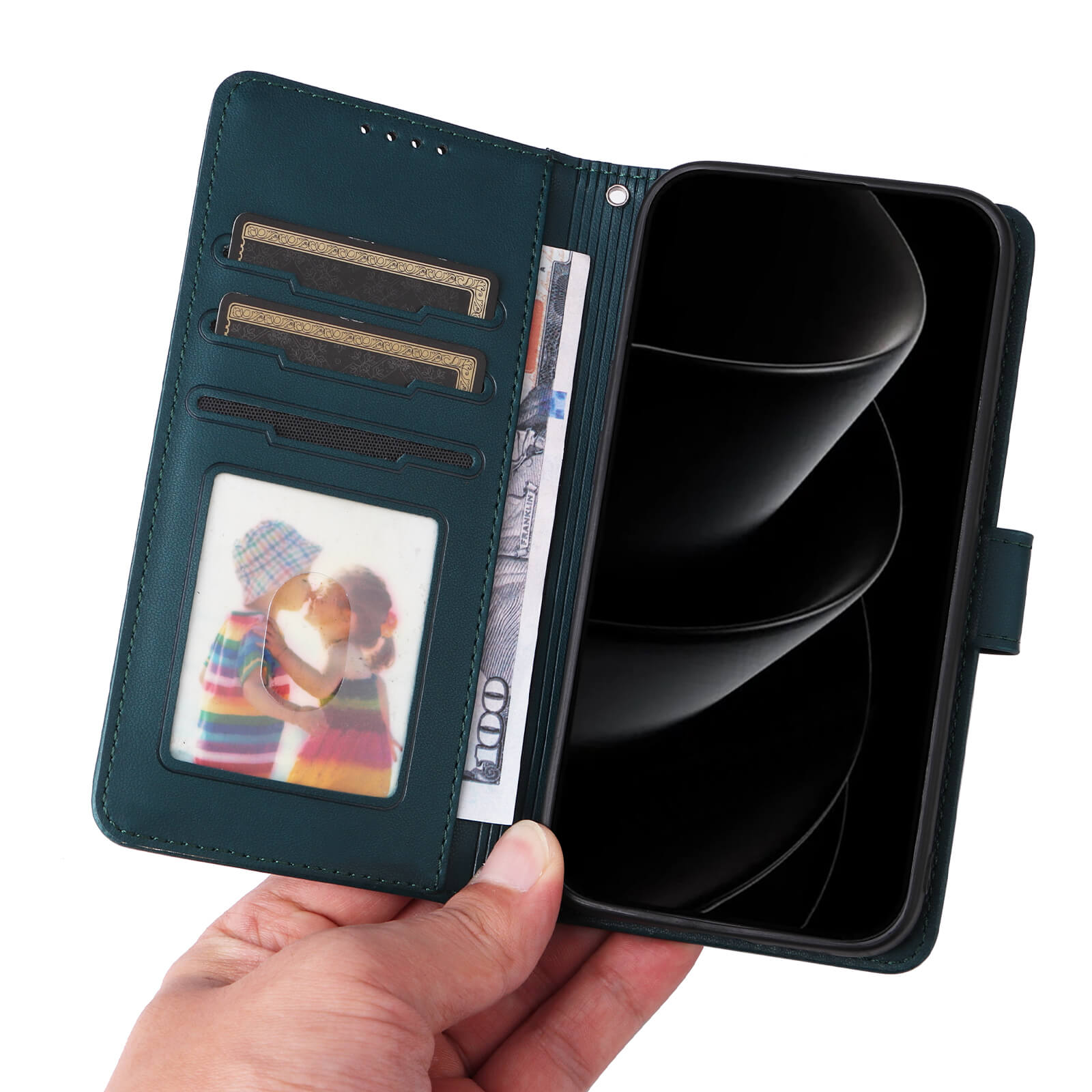 Geöffnete dunkelgrüne Wallet-Handyhülle mit Smartphone, zwei schwarzen Goldkarten und Foto-ID von zwei Kindern