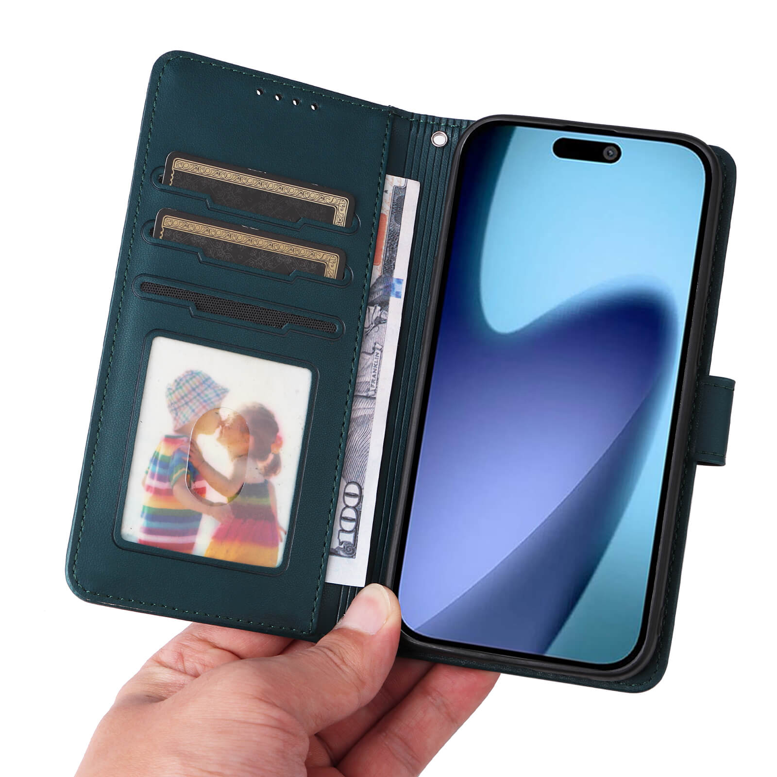 Eine Hand hält ein offenes Cover-Discount iPhone 17 Air - Teilbare Brieftasche 2-in-1 Handyhülle mit Kartenfächern, Bargeld und einem unscharfen Foto von zwei Kindern.