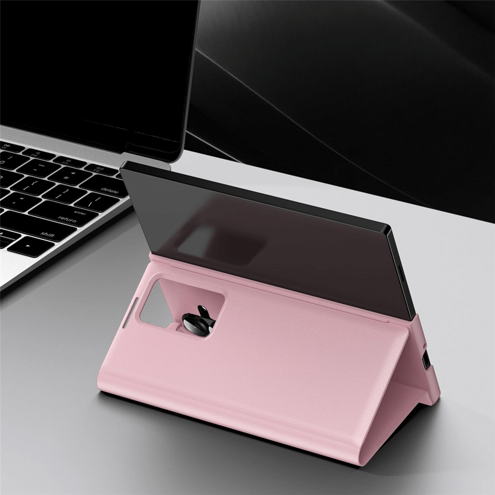 Ein Cover-Discount Galaxy Z Fold7 - Smart Cover Window View in Pink stützt ein Smartphone neben einem Laptop auf einem grauen Schreibtisch.