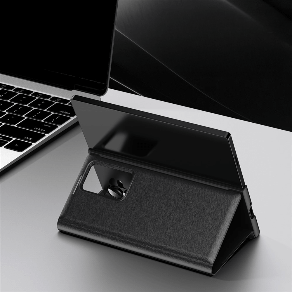 Ein Galaxy Z Fold7 mit einem schwarzen Smart Cover Window View von Cover-Discount steht auf einem Schreibtisch neben einer Laptop-Tastatur.