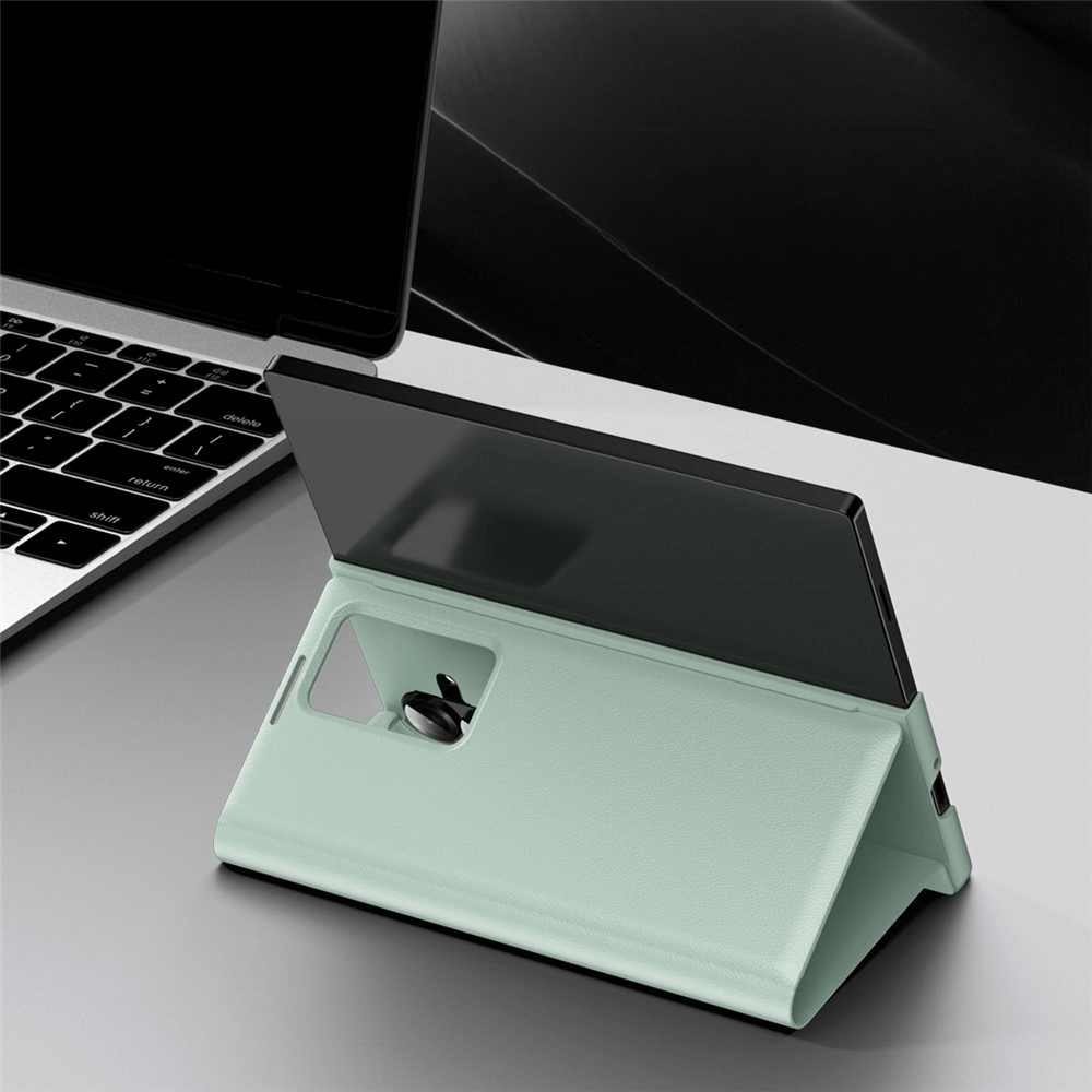 Ein mintgrünes Galaxy Z Fold7 - Smart Cover Window View von Cover-Discount stützt ein Smartphone mit einem Sichtfenster vor einem Laptop auf einem grauen Schreibtisch.