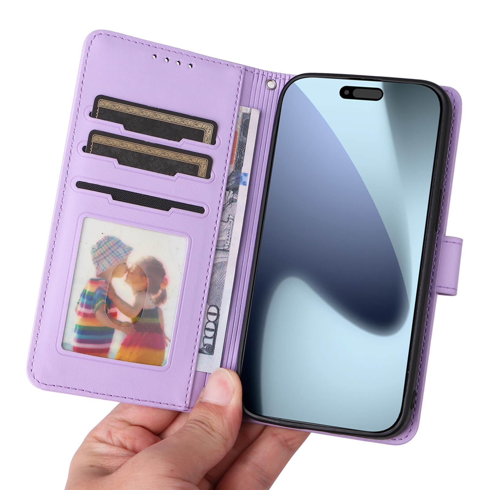 Eine Hand hält die Cover-Discount iPhone 17 Pro - Teilbare Brieftasche 2-in-1 Handyhülle in Lila mit Kartenfächern, Fotofach und einem praktischen Design.