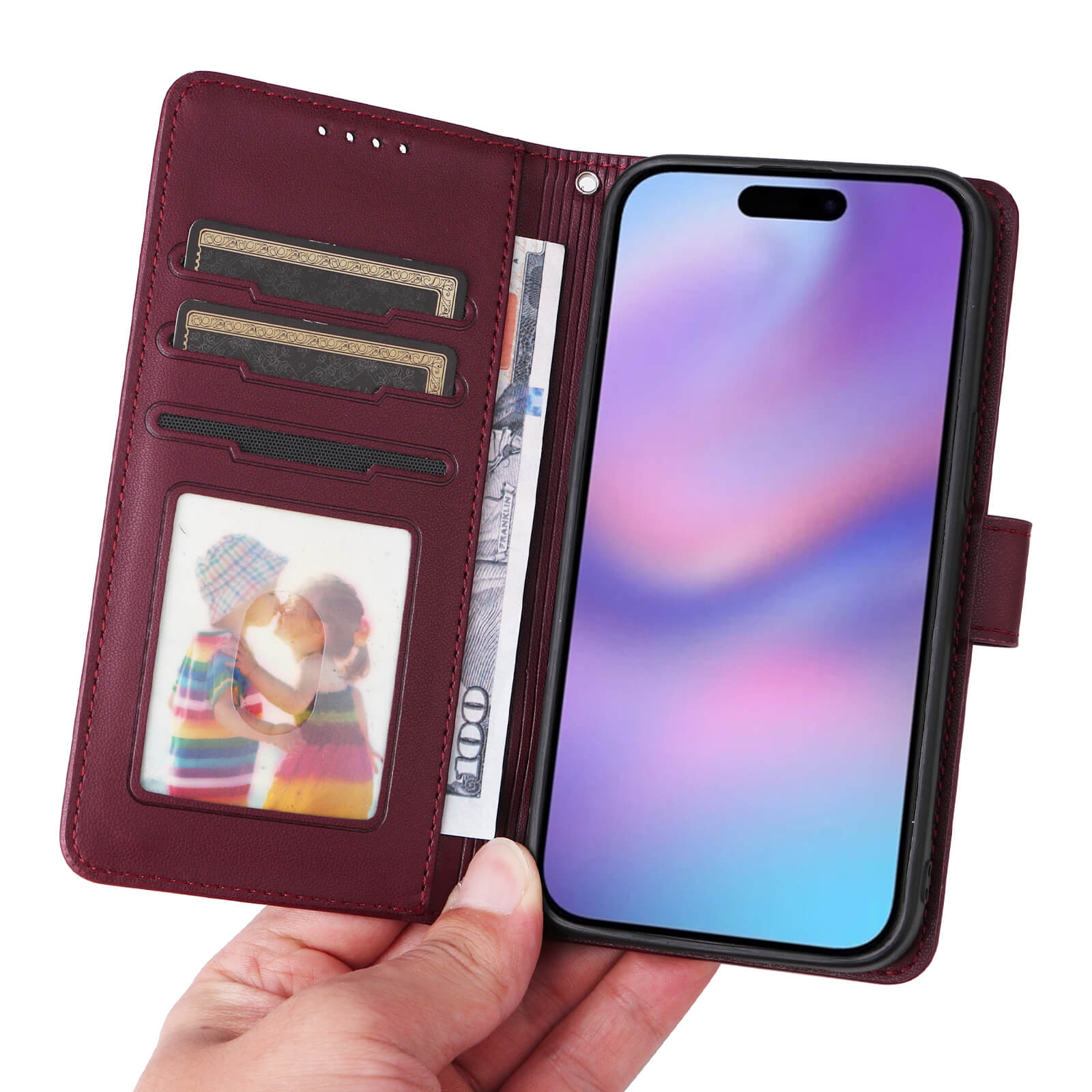 Eine Hand hält ein geöffnetes burgunderrotes Leder-Wallet-Case mit Smartphone, Karten, Foto-ID und 100-Dollar-Schein.