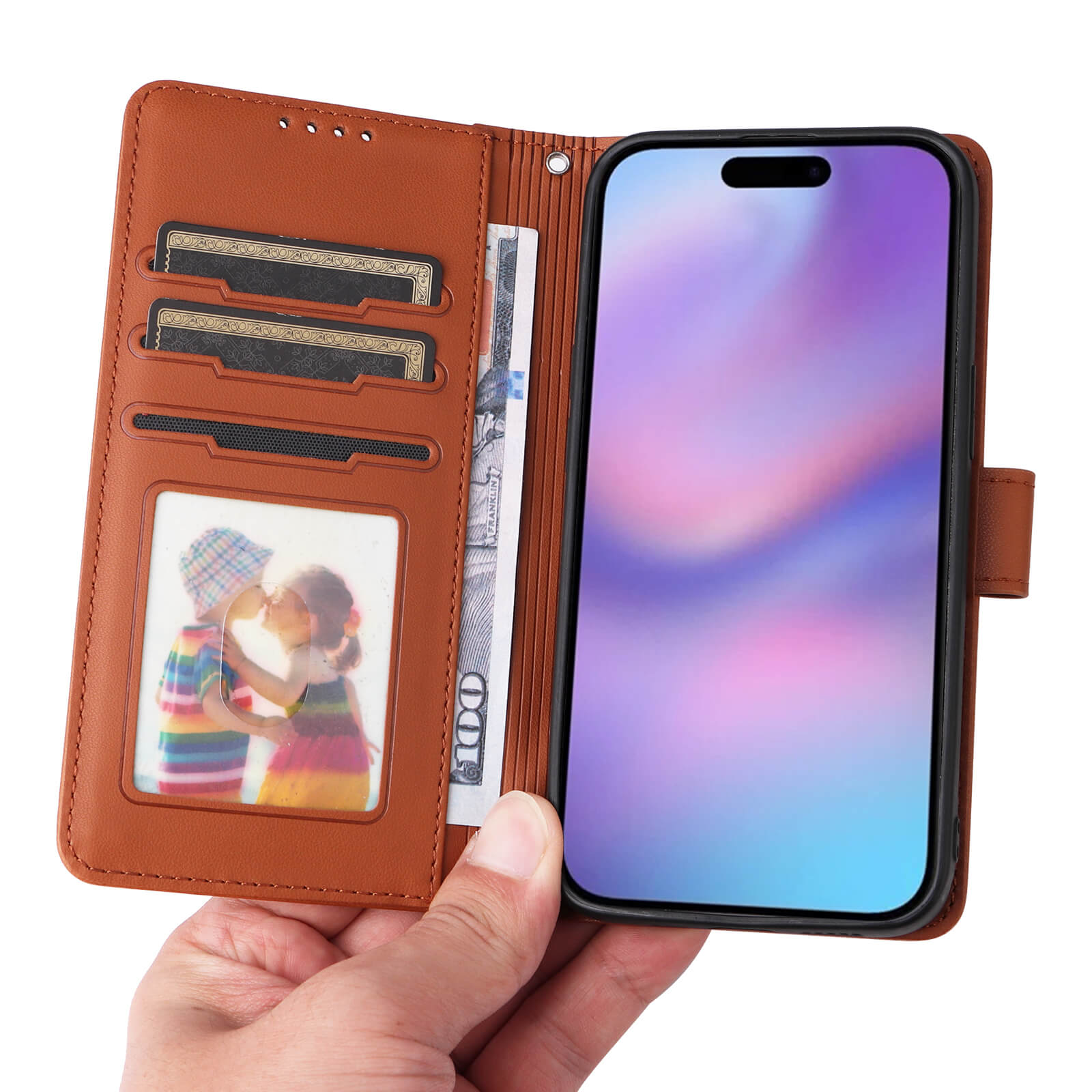 Eine Hand hält die Cover-Discount iPhone 17 - Teilbare Brieftasche 2-in-1 Handyhülle, in der Karten, Bargeld und ein unscharfes Familienfoto ordentlich verstaut sind.