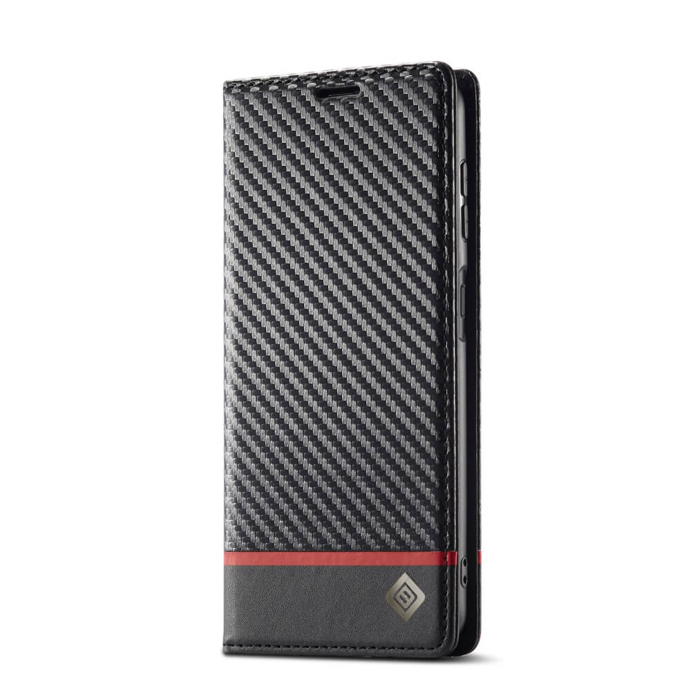 Das LC.IMEEKE Galaxy A55 – LC.IMEEKE Hülle Carbon Fiber verfügt über ein elegantes schwarzes Finish, einen kräftigen roten Streifen und ein metallisches Logo in der Ecke für sportlichen Stil.