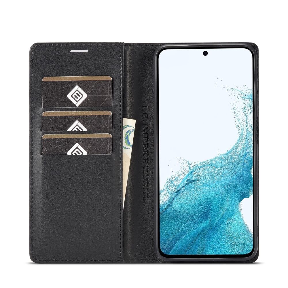 Das Galaxy A55 wird in der schwarzen LC.IMEEKE Hülle aus Carbonfaser im Brieftaschenstil mit Kartenfächern, einem blauen abstrakten Hintergrundbild auf dem Display und einem sportlichen Design gezeigt.