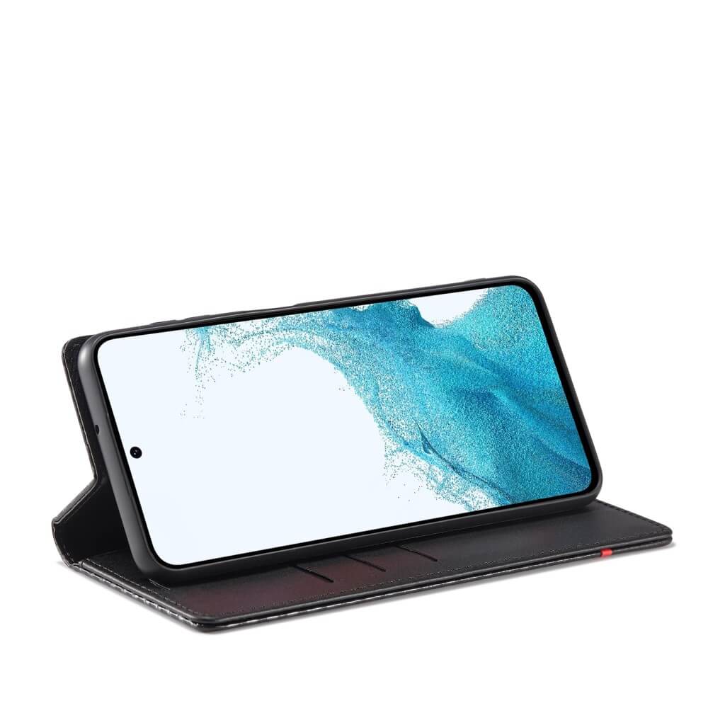 Das Galaxy A55 in einer LC.IMEEKE Carbon Fiber Hülle mit horizontaler Ausrichtung und einem blauen abstrakten Display präsentiert ein sportliches Design.