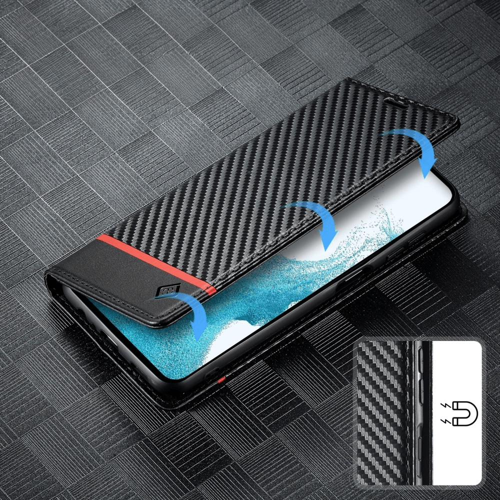 Das LC.IMEEKE Galaxy A55 – LC.IMEEKE Hülle Carbon Fiber verfügt über einen Magnetverschluss und eine Klappe im sportlichen Design, die teilweise geöffnet mit blauen Pfeilen dargestellt ist.