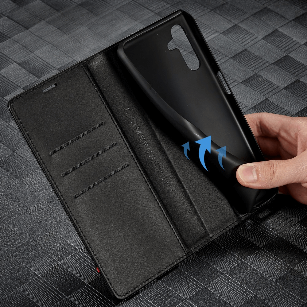 Eine Hand hebt die flexible Innenschale der LC.IMEEKE Galaxy A55 Hülle Carbon Fiber Wallet Case in Schwarz an, mit Kartenfächern und sportlichem Design.