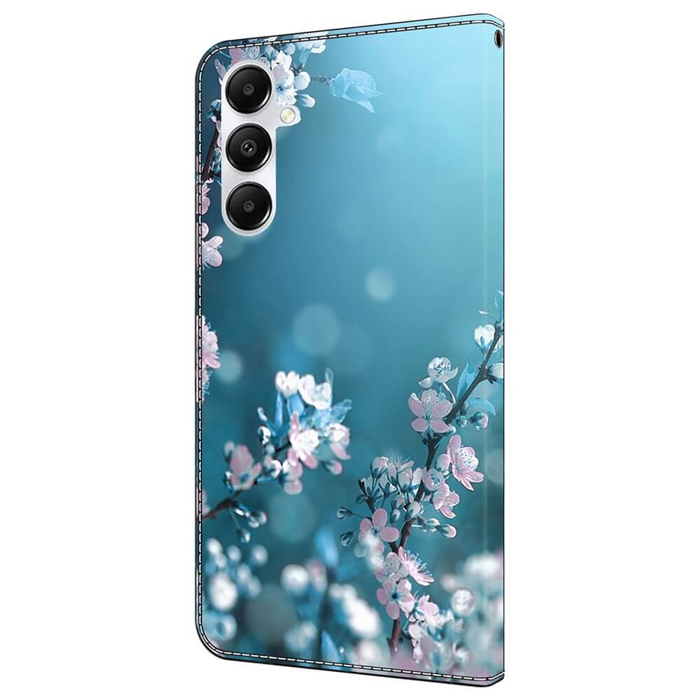 Das Cover-Discount Galaxy A35 - 3D-Effekt Hülle Etui zeigt einen blauen Hintergrund mit hellrosa Kirschblüten und ist für drei Kameraobjektive ausgelegt.