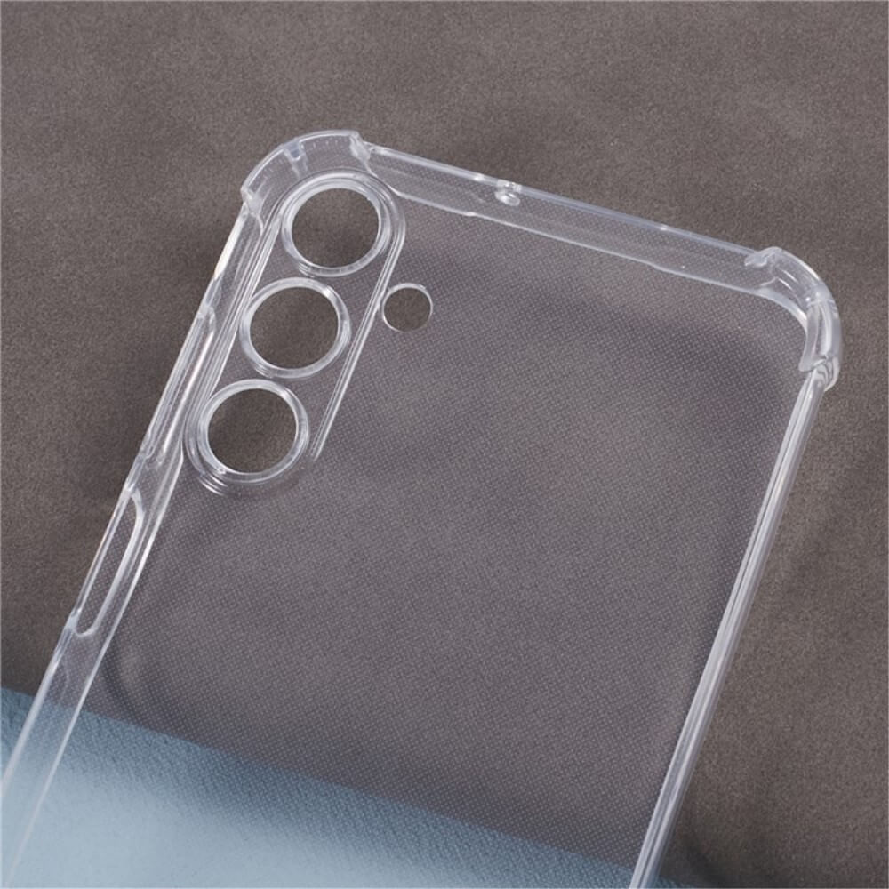Die Cover-Discount Galaxy A55 - Hülle mit Umhängeband aus TPU verfügt über drei Kamera- und eine Blitz-Aussparung und liegt auf einer grau-blauen Oberfläche.