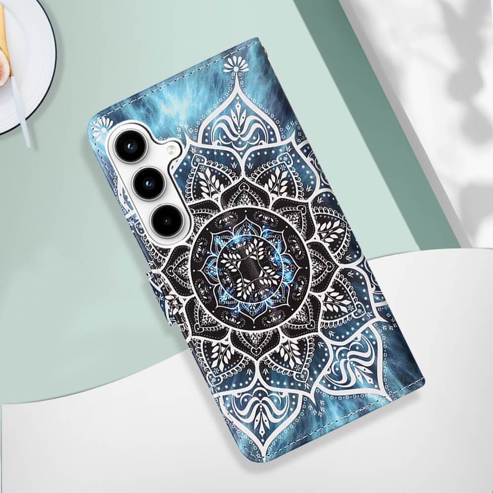 Die Galaxy A35 - Tasche Hülle mit Motiv von Cover-Discount zeigt ein blau-schwarzes Mandala-Design auf hellem, abstraktem Hintergrund.