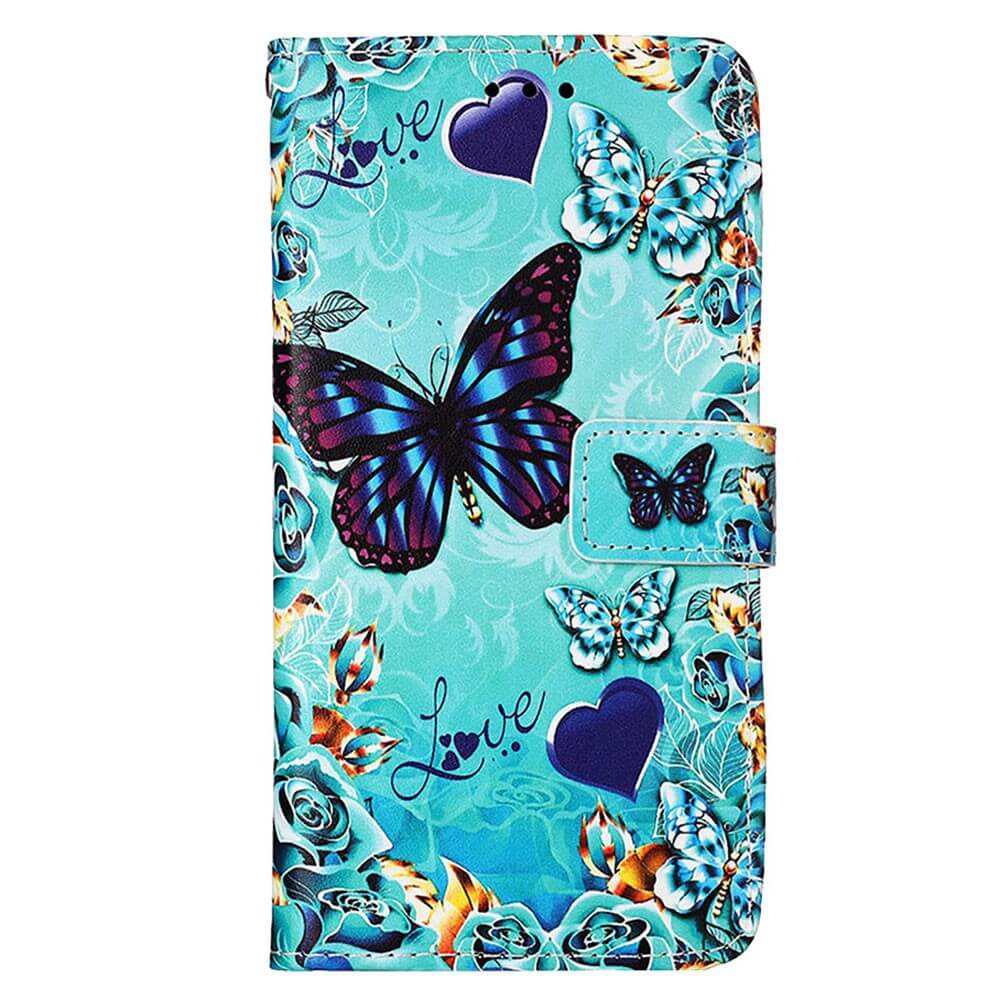 Die Cover-Discount Galaxy A35 Tasche Hülle mit Motiv besticht durch blaue Schmetterlinge, violette Herzen, blaue Rosen und "Love"-Schriftzug. Praktische Kartenfächer sind inklusive.