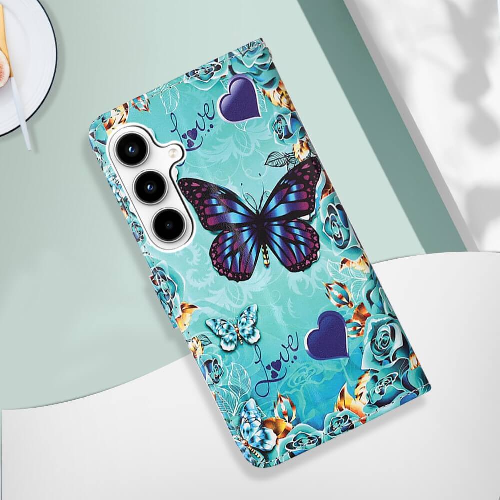 Die Cover-Discount Galaxy A35 - Tasche Hülle mit Motiv zeigt blaue Rosen, lila Schmetterlinge, Herzen und "Love" auf Türkis und verleiht Ihrem Handy Charme und Stil.