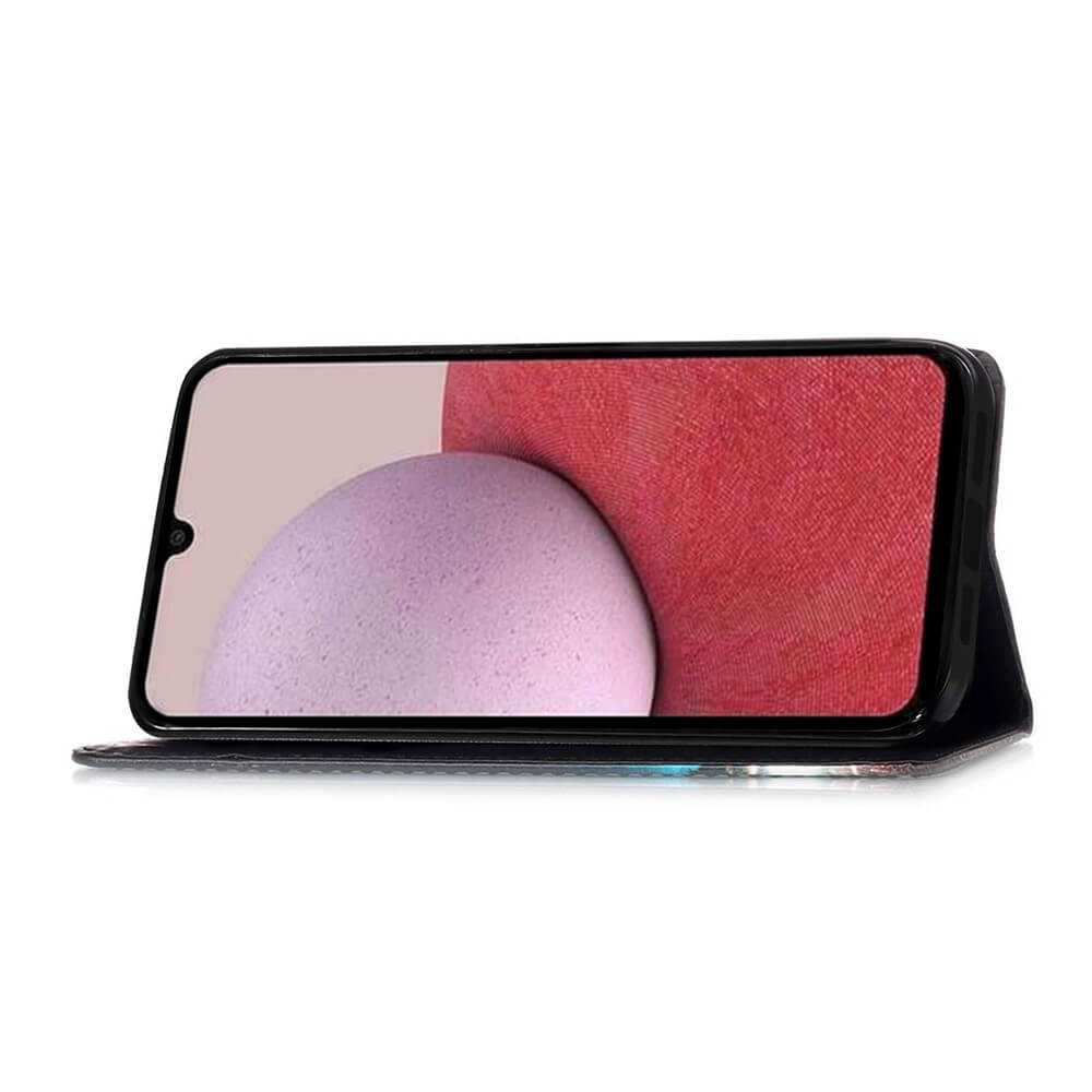 Ein Galaxy A35-Smartphone in einer Cover-Discount Tasche Hülle mit Motiv wird bei eingeschaltetem Bildschirm waagerecht dargestellt.