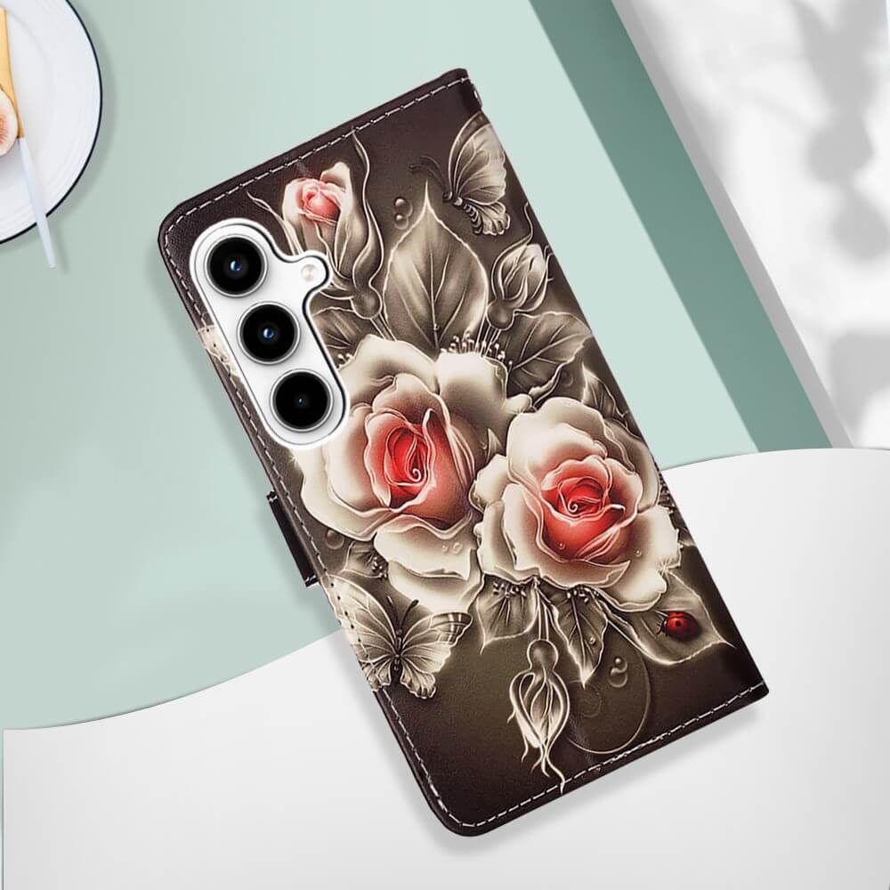 Die Cover-Discount Galaxy A35 Tasche Hülle mit Motiv zeigt pinke Rosen, Schmetterlinge und einen Marienkäfer auf softgrün-weißem Hintergrund.