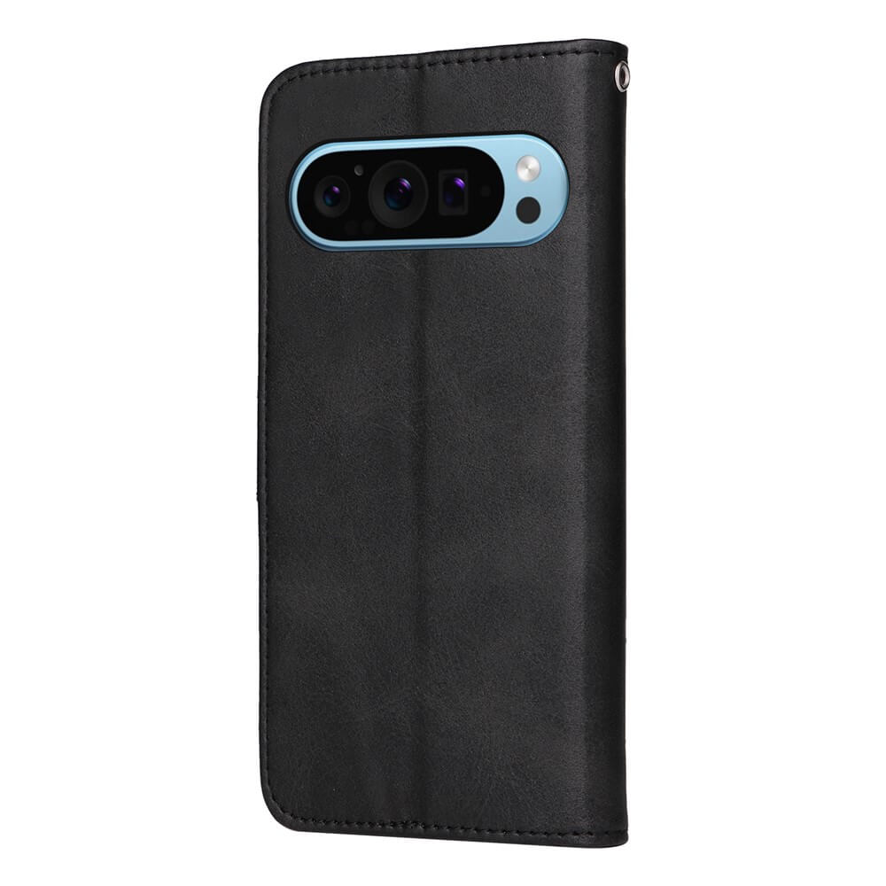 Elegante schwarze Leder-Folio-Handyhülle mit sichtbaren Nähten und Ausschnitt für Drei-Kamera-Setup und Blitz