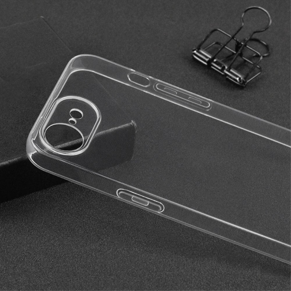 Das Cover-Discount iPhone 16e - Silikon Gummi Case transparent mit Anti-Fingerprint-Schutz und klarem Design liegt auf einem dunklen Untergrund, im Hintergrund ist eine schwarze Heftklammer zu sehen.