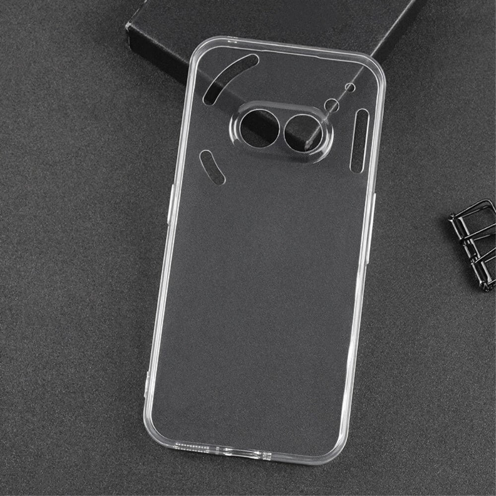 Das Cover-Discount Nothing Phone (2a) - Silikon Gummi Case transparent mit Multi-Kamera-Aussparungen ist auf einer dunklen Fläche neben einem schwarzen Kasten abgebildet.