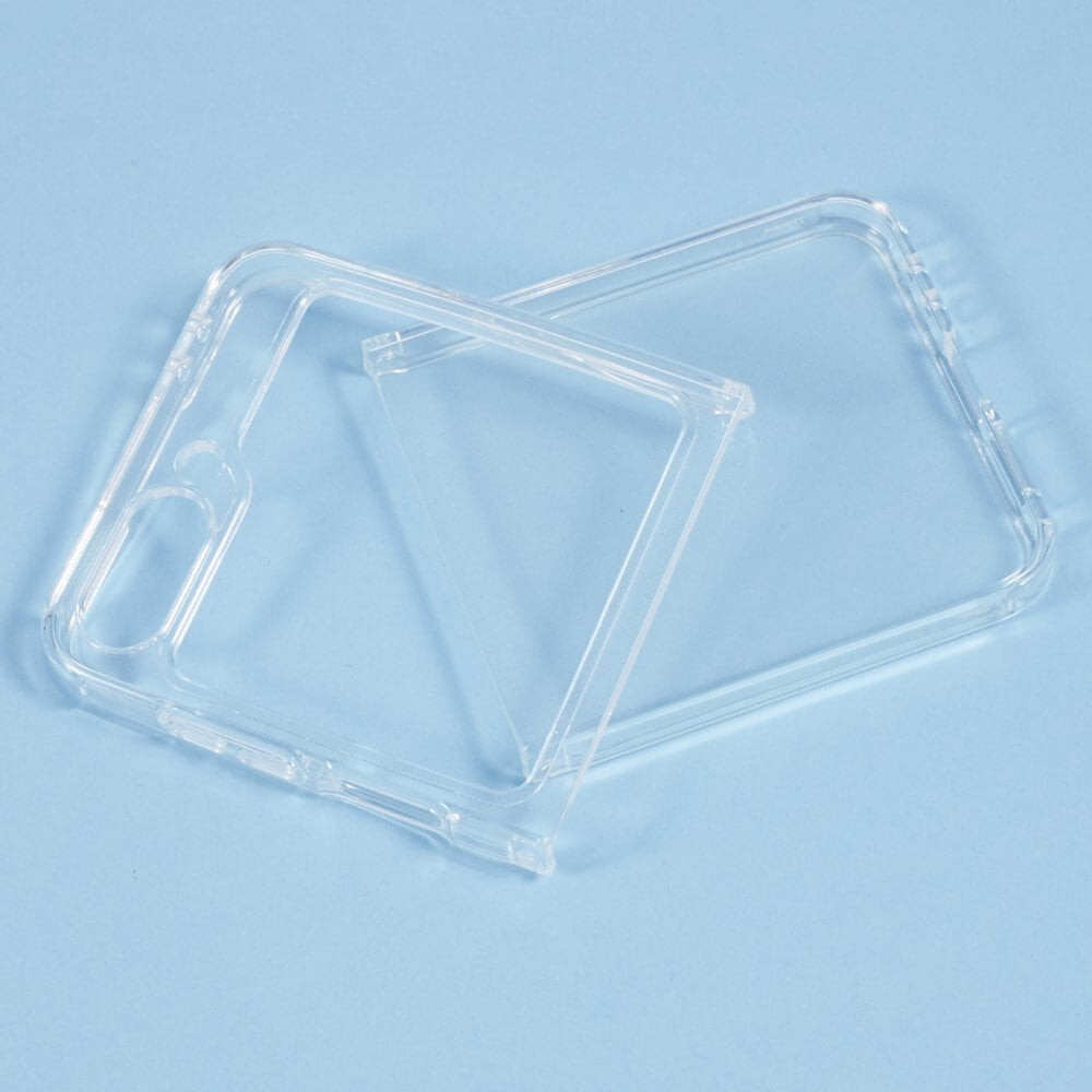 Zwei transparente „Galaxy Z Flip6 - Silikon Gummi Case“ von Cover-Discount liegen überlappend auf einem hellblauen Hintergrund.