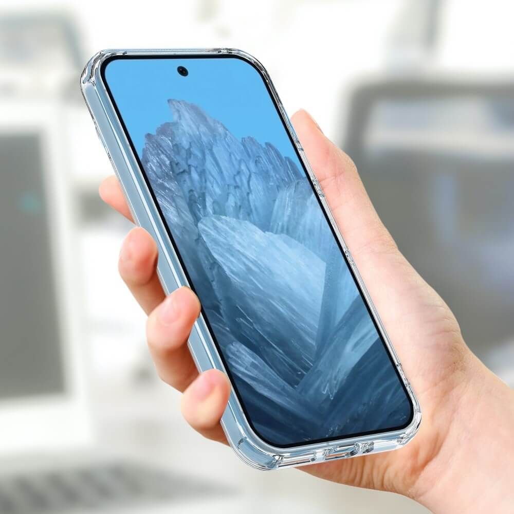 Eine Hand hält ein Google Pixel 9/9 Pro in einer schützenden Acryl-Handyhülle mit Magnet von Cover-Discount, ideal für kabelloses Laden und kompatibel mit Magnet-Zubehör. Auf dem Display ist ein blaues Kristallmuster zu sehen.