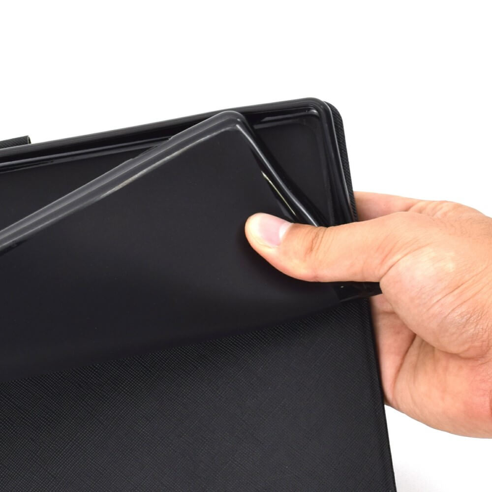 Eine Hand zieht die flexible Ecke einer schwarzen Cover-Discount Kindle Paperwhite 2024 - Etui mit stilvollem Motiv vor einem weißen Hintergrund zurück.