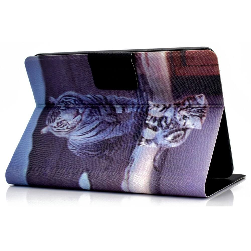 Das Cover-Discount Kindle Paperwhite 2024 Etui mit stilvollem Motiv schützt dein Gerät und bietet Kartenslots; das Design zeigt ein Tigerjunges, das sein Spiegelbild im Wasser als erwachsenen Tiger betrachtet.