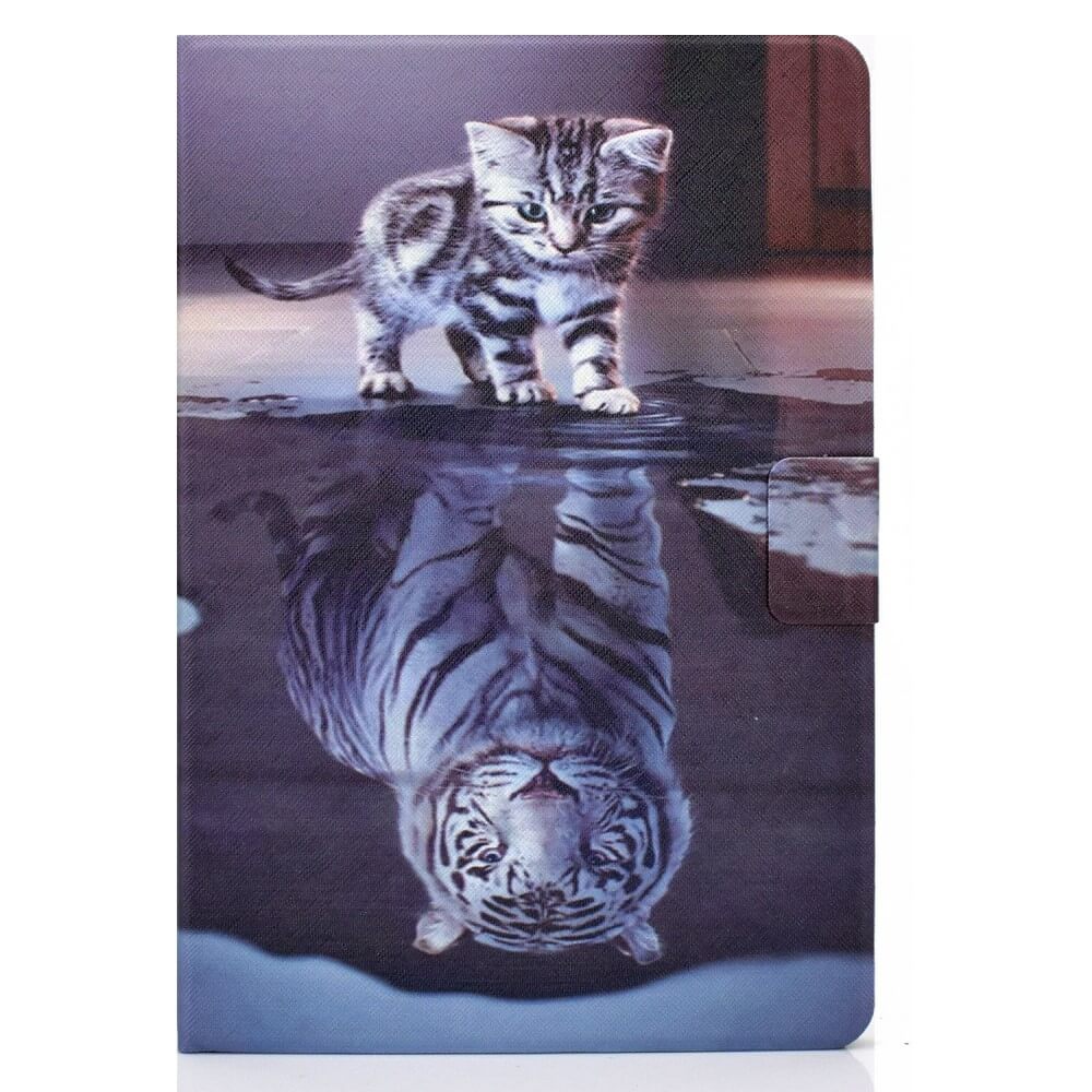 Ein Kätzchen, das sein Spiegelbild betrachtet und einen mächtigen weißen Tiger sieht - dieses zauberhafte Design auf dem Cover-Discount Kindle Paperwhite 2024 Etui mit stilvollem Motiv verbindet perfekt Fantasie und Schutz.