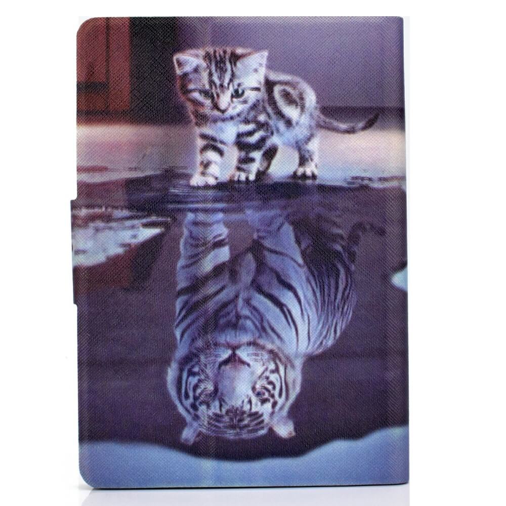 Ein Kätzchen sieht in seinem Spiegelbild einen Tiger - genauso wie das Cover-Discount Kindle Paperwhite 2024 Etui mit stilvollem Motiv Ihren E-Reader mit Stil verwandelt und schützt.